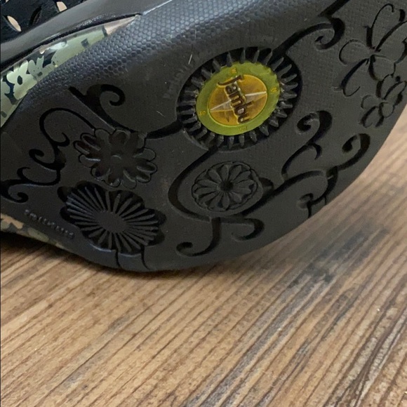 Shoes - Picture 3 of 4